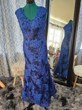 Royal Blue Lace Mermaid Evening Gown, V‑Neck, Floor‑Length, Formal/Brides Mother
